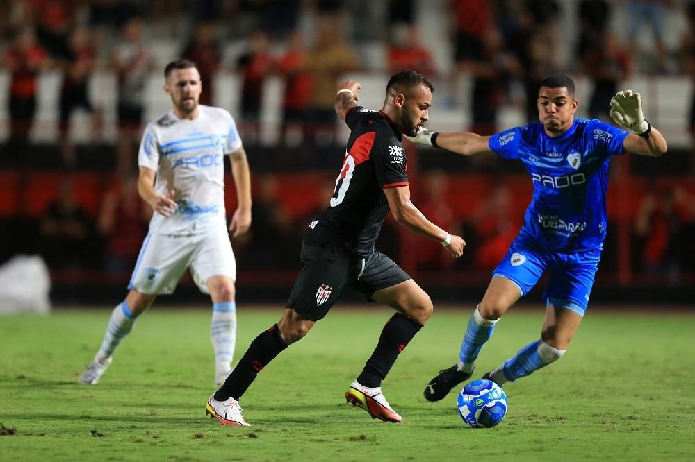 Fora, Atlético-GO encara Vitória, dono dos melhores números da Série B